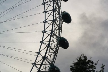 Londra Gözü 'nün Güzel Düşük Açı Manzarası, Büyük Ben Saat Kulesi nehri Thames' den, İngiltere 'nin başkenti İngiltere' nin Westminster Central London 'da. Görüntü Bulutlu Gün 2 Ağustos 2023 'te Yakalandı