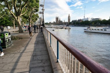 Londra Gözü 'nün Güzel Düşük Açı Manzarası, Büyük Ben Saat Kulesi nehri Thames' den, İngiltere 'nin başkenti İngiltere' nin Westminster Central London 'da. Görüntü Bulutlu Gün 2 Ağustos 2023 'te Yakalandı
