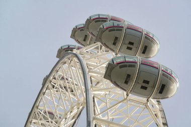 Londra Gözü 'nün Güzel Düşük Açı Manzarası, Büyük Ben Saat Kulesi nehri Thames' den, İngiltere 'nin başkenti İngiltere' nin Westminster Central London 'da. Görüntü Bulutlu Gün 2 Ağustos 2023 'te Yakalandı
