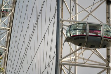 Londra Gözü 'nün Güzel Düşük Açı Manzarası, Büyük Ben Saat Kulesi nehri Thames' den, İngiltere 'nin başkenti İngiltere' nin Westminster Central London 'da. Görüntü Bulutlu Gün 2 Ağustos 2023 'te Yakalandı