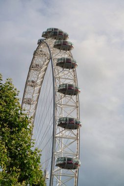 Londra Gözü 'nün Güzel Düşük Açı Manzarası, Büyük Ben Saat Kulesi nehri Thames' den, İngiltere 'nin başkenti İngiltere' nin Westminster Central London 'da. Görüntü Bulutlu Gün 2 Ağustos 2023 'te Yakalandı