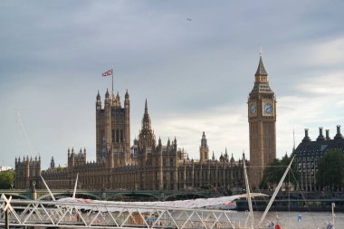 Thames Nehri ve Londra Gözü 'nden Büyük Ben Saat Kulesi' nin Güzel Düşük Açılı Manzarası, Westminster Central London, İngiltere, İngiltere. Görüntü Bulutlu Gün 2 Ağustos 2023 'te Yakalandı