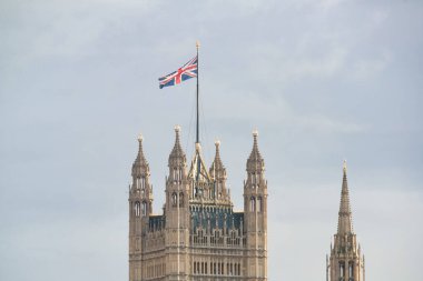 Thames Nehri ve Londra Gözü 'nden Büyük Ben Saat Kulesi' nin Güzel Düşük Açılı Manzarası, Westminster Central London, İngiltere, İngiltere. Görüntü Bulutlu Gün 2 Ağustos 2023 'te Yakalandı