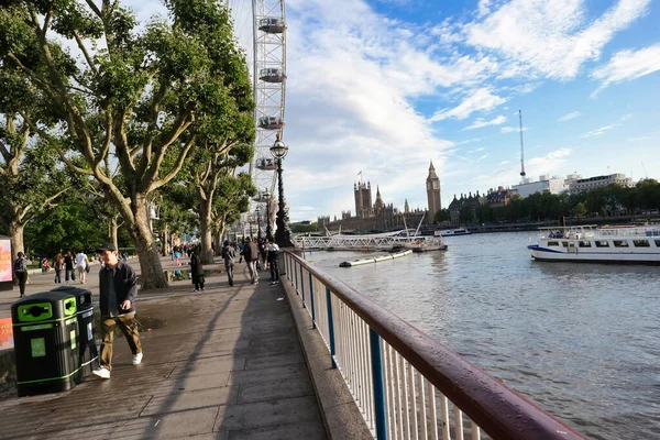 Vacker Low Angle View London Eye Från Historiska Big Ben — Stockfoto