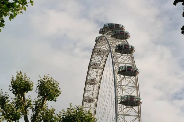 Vacker Low Angle View London Eye Från Historiska Big Ben — Stockfoto