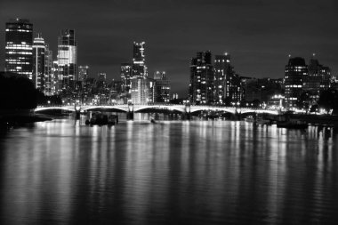 Güzel Aydınlanmış Nehir Thames Görüntüsü Westminster 'dan Londra' ya, Büyük Ben Saat Kulesi Gün batımından sonra. İngiltere Büyük Britanya, 2 Ağustos 2023 'te yakalandı.
