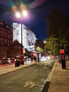 Londra 'daki Aydınlanmış İngiliz Yolu' nun Güzel Görüntüsü Thames Westminster Nehri 'nden, Gün batımı Gecesi sonrası Big Ben saat kulesinden. İngiltere Büyük Britanya, 2 Ağustos 2023 'te yakalandı.