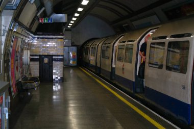 İngiltere 'nin Hyde Park Central Londra şehrindeki İngiliz Tren ve Metro Tren Platformu' nun Muhteşem Düşük Açılı Manzarası, 22 Ağustos 2023 'te yakalandı. 