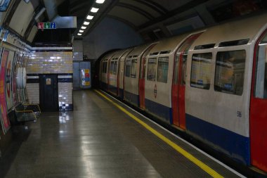 İngiltere 'nin Hyde Park Central Londra şehrindeki İngiliz Tren ve Metro Tren Platformu' nun Muhteşem Düşük Açılı Manzarası, 22 Ağustos 2023 'te yakalandı. 