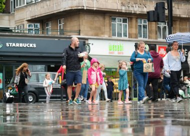 Uluslararası Toplum Turistlerinin En Güzel Görüntüsü 2 Ağustos 2023 'te İngiltere' nin başkenti Westminster 'da Londra' nın Gözü ve Büyük Ben 'i ziyaret ediyor.