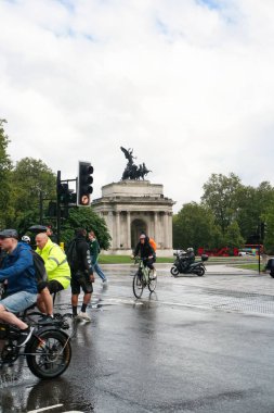 Uluslararası Toplum Turistlerinin En Güzel Görüntüsü 2 Ağustos 2023 'te İngiltere' nin başkenti Westminster 'da Londra' nın Gözü ve Büyük Ben 'i ziyaret ediyor.