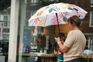 Uluslararası Toplum Turistlerinin En Güzel Görüntüsü 2 Ağustos 2023 'te İngiltere' nin başkenti Westminster 'da Londra' nın Gözü ve Büyük Ben 'i ziyaret ediyor.