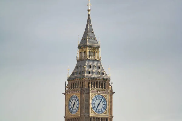 テムズ川とロンドンアイ ウェストミンスターセントラルロンドン イギリス イギリスからの歴史的なビッグベン時計塔の美しい低角度の眺め 2023年8月2日の曇りの日に撮影された画像 — ストック写真