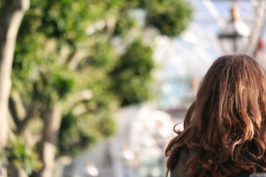 Londra 'daki Aydınlanmış İngiliz Yolu' nun Güzel Görüntüsü Thames Westminster Nehri 'nden, Gün batımı Gecesi sonrası Big Ben saat kulesinden. İngiltere Büyük Britanya, 2 Ağustos 2023 'te yakalandı.