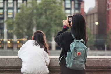 Londra 'daki Aydınlanmış İngiliz Yolu' nun Güzel Görüntüsü Thames Westminster Nehri 'nden, Gün batımı Gecesi sonrası Big Ben saat kulesinden. İngiltere Büyük Britanya, 2 Ağustos 2023 'te yakalandı.