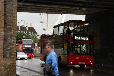 Londra 'daki Aydınlanmış İngiliz Yolu' nun Güzel Görüntüsü Thames Westminster Nehri 'nden, Gün batımı Gecesi sonrası Big Ben saat kulesinden. İngiltere Büyük Britanya, 2 Ağustos 2023 'te yakalandı.