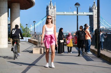 Uluslararası Turist Halkının En Güzel Görüntüsü 4 Haziran 2023 'te İngiltere' nin başkenti Londra 'daki Tower Bridge ve Thames Nehri' ni ziyaret ediyor.