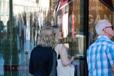 Uluslararası Turist Halkının En Güzel Görüntüsü 4 Haziran 2023 'te İngiltere' nin başkenti Londra 'daki Tower Bridge ve Thames Nehri' ni ziyaret ediyor.