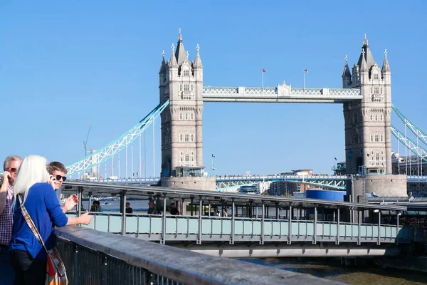 Imagem Mais Bonita Comunidade Internacional Turistas Estão Visitando Tower Bridge — Fotografia de Stock