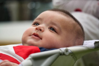 İngiltere 'nin Luton şehrindeki Home Garden' da keyif çatan şirin Asyalı Pakistanlı 4 aylık bebeğin yakın çekimi. Görüntü 23 Temmuz 2023 'te çekilmiştir.