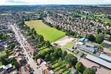 Luton City 'nin kuzeydoğusu ve yerleşim bölgesinin yüksek açılı görüntüsü. Hava Görüntüsü, İHA 'nın Kamerası ile 26 Ağustos 2023' te kaydedildi. İngiltere, İngiltere