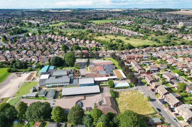 Luton City 'nin kuzeydoğusu ve yerleşim bölgesinin yüksek açılı görüntüsü. Hava Görüntüsü, İHA 'nın Kamerası ile 26 Ağustos 2023' te kaydedildi. İngiltere, İngiltere