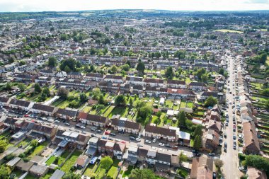 Luton City 'nin kuzeydoğusu ve yerleşim bölgesinin yüksek açılı görüntüsü. Hava Görüntüsü, İHA 'nın Kamerası ile 26 Ağustos 2023' te kaydedildi. İngiltere, İngiltere