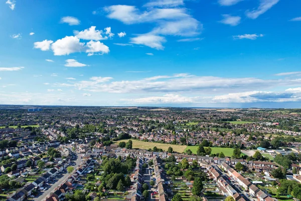 Luton City 'nin kuzeydoğusu ve yerleşim bölgesinin yüksek açılı görüntüsü. Hava Görüntüsü, İHA 'nın Kamerası ile 26 Ağustos 2023' te kaydedildi. İngiltere, İngiltere