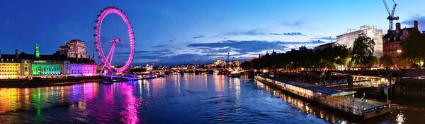 テムズ ウェストミンスター川からロンドンの目に照らされた最も美しい映像 サンセット ナイト後のビッグ ベンの時計塔 イギリス フッテージは 8月02日に撮影されました 2023 日没の間に — ストック写真