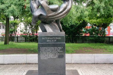 London Eye, Westminster, Central London, İngiltere 'deki Jubilee Garden Park' ın düşük açılı görüntüsü. Görüntü 2 Ağustos 2023 'te çekildi.