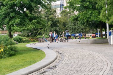 London Eye, Westminster, Central London, İngiltere 'deki Jubilee Garden Park' ın düşük açılı görüntüsü. Görüntü 2 Ağustos 2023 'te çekildi.