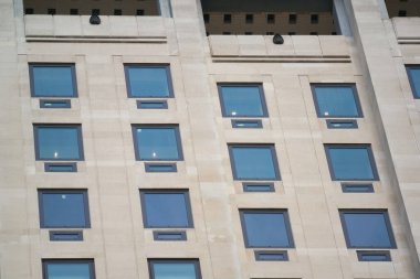 İngiltere 'nin Merkez Londra şehrinin düşük açılı görüntüsü. Görüntüler 2 Ağustos 2023 'te bulutlu ve yağmurlu bir günde çekildi.