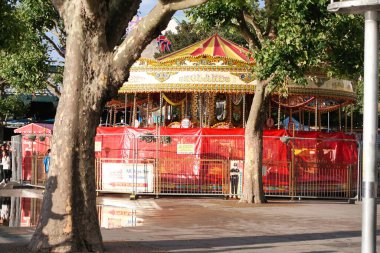 İngiltere 'nin Merkez Londra şehrinin düşük açılı görüntüsü. Görüntüler 2 Ağustos 2023 'te bulutlu ve yağmurlu bir günde çekildi.