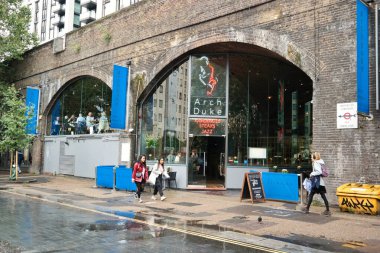 İngiltere 'nin Merkez Londra şehrinin düşük açılı görüntüsü. Görüntüler 2 Ağustos 2023 'te bulutlu ve yağmurlu bir günde çekildi.