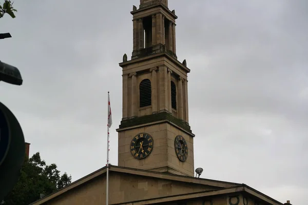 英国英格兰伦敦市中心的低角度视图 镜头是在2023年8月2日的阴雨天拍摄的 — 图库照片