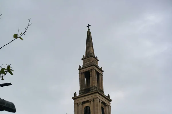 イギリスのセントラルロンドンシティの低角度ビュー 映像は 2023年8月2日の曇りと雨の日に撮影されました — ストック写真