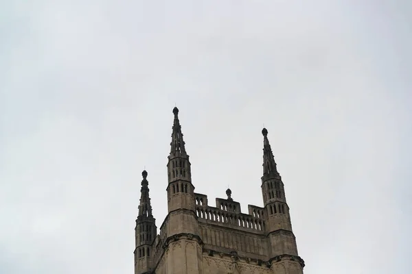 英国英格兰伦敦市中心的低角度视图 镜头是在2023年8月2日的阴雨天拍摄的 — 图库照片