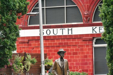 İngiltere 'nin Merkez Londra şehrinin düşük açılı görüntüsü. Görüntüler 2 Ağustos 2023 'te bulutlu ve yağmurlu bir günde çekildi.