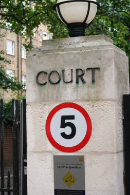 İngiltere 'nin Merkez Londra şehrinin düşük açılı görüntüsü. Görüntüler 2 Ağustos 2023 'te bulutlu ve yağmurlu bir günde çekildi.