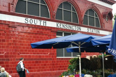 İngiltere 'nin Merkez Londra şehrinin düşük açılı görüntüsü. Görüntüler 2 Ağustos 2023 'te bulutlu ve yağmurlu bir günde çekildi.