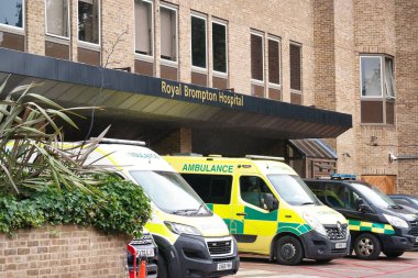 İngiltere 'nin Merkez Londra şehrinin düşük açılı görüntüsü. Görüntüler 2 Ağustos 2023 'te bulutlu ve yağmurlu bir günde çekildi.