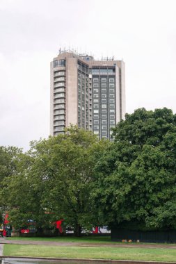 İngiltere 'nin Merkez Londra şehrinin düşük açılı görüntüsü. Görüntüler 2 Ağustos 2023 'te bulutlu ve yağmurlu bir günde çekildi.