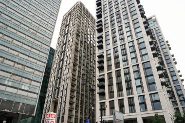 İngiltere 'nin Merkez Londra şehrinin düşük açılı görüntüsü. Görüntüler 2 Ağustos 2023 'te bulutlu ve yağmurlu bir günde çekildi.