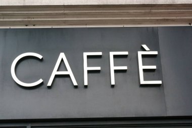 İngiltere 'nin Merkez Londra şehrinin düşük açılı görüntüsü. Görüntüler 2 Ağustos 2023 'te bulutlu ve yağmurlu bir günde çekildi.