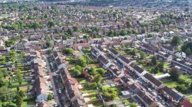 Güneşli bir günde Doğu Luton Şehri ve Konut Bölgesi Yüksek Açı Manzarası. Hava görüntüsü, 6 Ağustos 2023 'te Drone' un Kamerası ile kaydedildi. Luton, İngiltere, İngiltere
