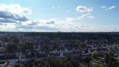 Güneşli bir günde Doğu Luton Şehri ve Konut Bölgesi Yüksek Açı Manzarası. Hava görüntüsü, 6 Ağustos 2023 'te Drone' un Kamerası ile kaydedildi. Luton, İngiltere, İngiltere
