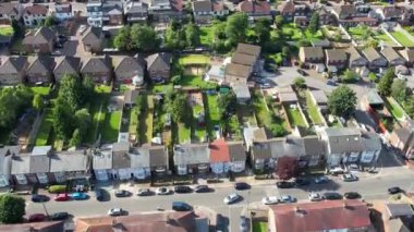 Güneşli bir günde Doğu Luton Şehri ve Konut Bölgesi Yüksek Açı Manzarası. Hava görüntüsü, 6 Ağustos 2023 'te Drone' un Kamerası ile kaydedildi. Luton, İngiltere, İngiltere