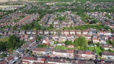 Güneşli bir günde Doğu Luton Şehri ve Konut Bölgesi Yüksek Açı Manzarası. Hava görüntüsü, 6 Ağustos 2023 'te Drone' un Kamerası ile kaydedildi. Luton, İngiltere, İngiltere