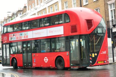 İngiltere 'nin Merkez Londra şehrinde otobüs servisi ve İngiliz trafiğinin düşük açılı görüntüsü. Görüntü: 2 Ağustos 2023 Bulutlu ve Yağmurlu Gün.