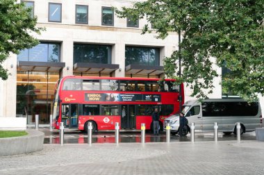 İngiltere 'nin Merkez Londra şehrinde otobüs servisi ve İngiliz trafiğinin düşük açılı görüntüsü. Görüntü: 2 Ağustos 2023 Bulutlu ve Yağmurlu Gün.
